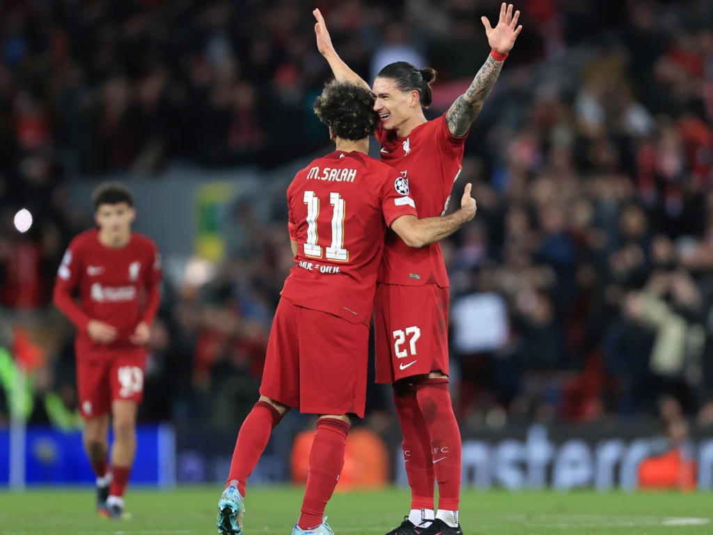 Mohamed Salah chúc mừng Darwin Nunez sau chiến thắng của Liverpool