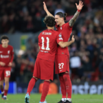 Mohamed Salah chúc mừng Darwin Nunez sau chiến thắng của Liverpool