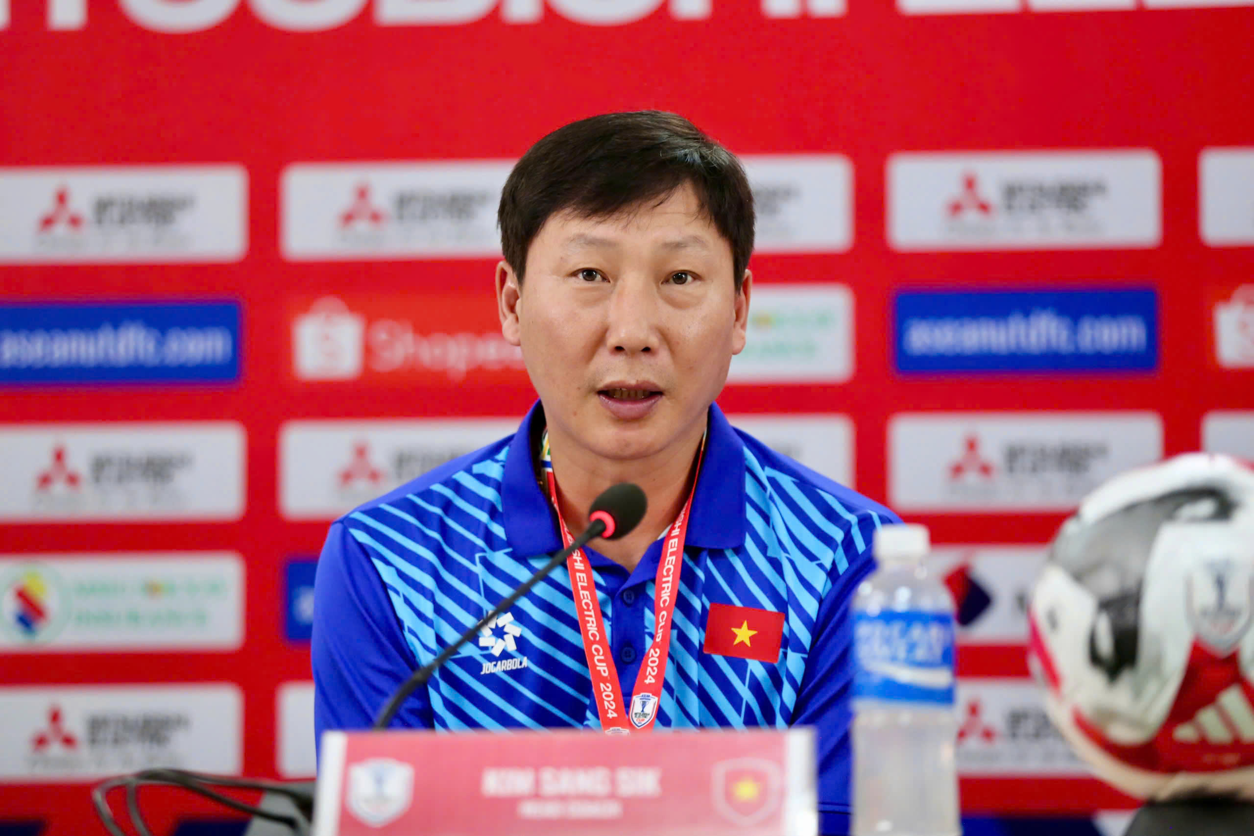 hlv-kim-sang-sik-la-ai-chan-dung-thuyen-truong-moi-cua-bong-da-viet-nam-2026 1