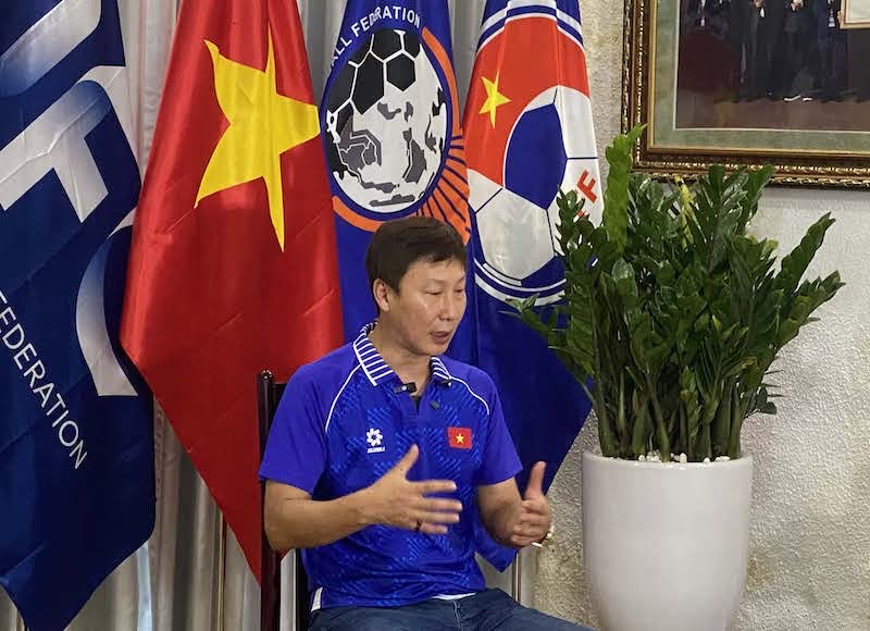 hlv-kim-sang-sik-la-ai-chan-dung-thuyen-truong-moi-cua-bong-da-viet-nam-20262