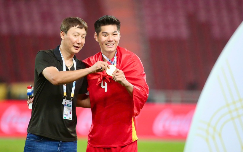 hlv-kim-sang-sik-la-ai-chan-dung-thuyen-truong-moi-cua-bong-da-viet-nam-20265