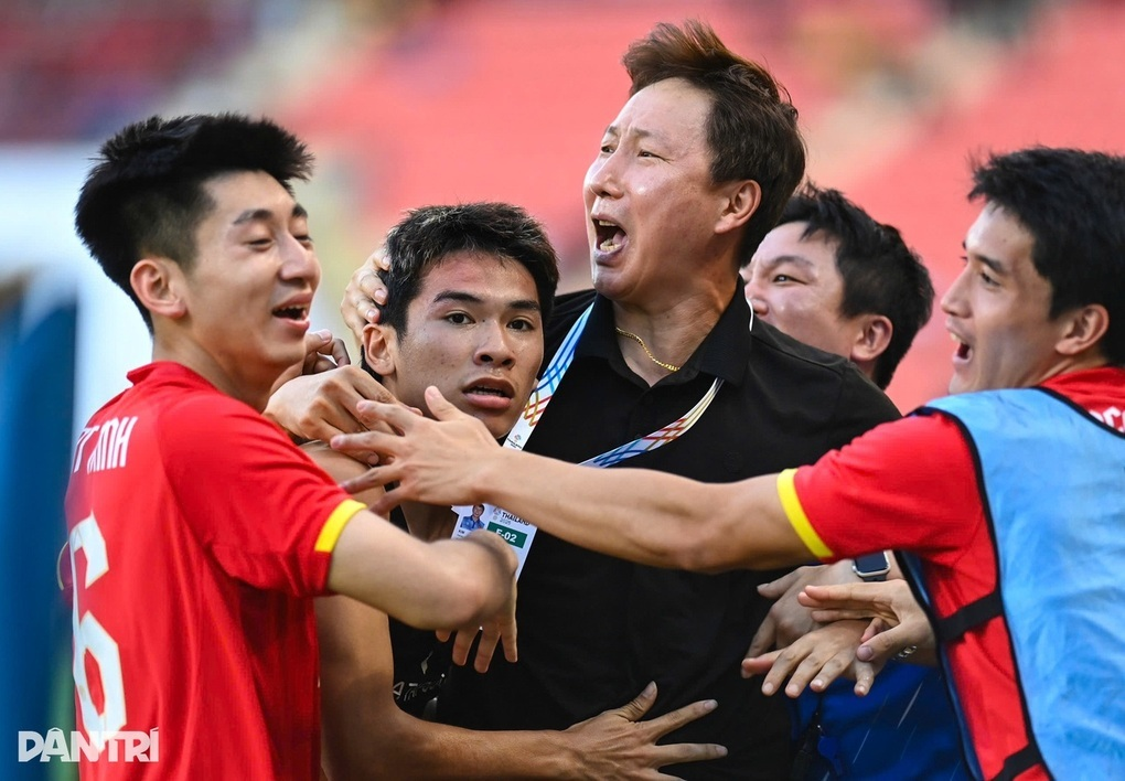 hlv-kim-sang-sik-la-ai-chan-dung-thuyen-truong-moi-cua-bong-da-viet-nam-20266