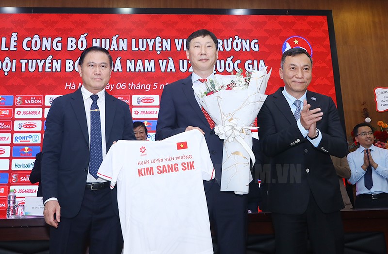 hlv-kim-sang-sik-la-ai-chan-dung-thuyen-truong-moi-cua-bong-da-viet-nam-20267