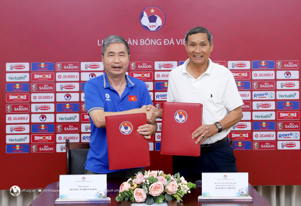 huan-luyen-vien-mai-duc-chung-sinh-nam-bao-nhieu-tieu-su-va-su-nghiep1