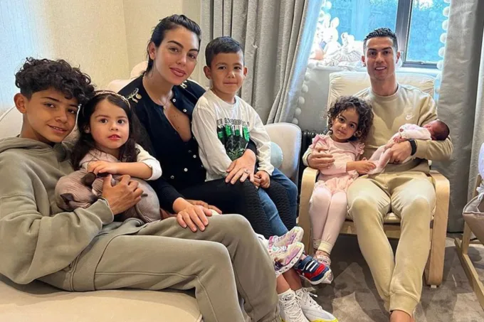doi-tu-huyen-thoai-ronaldo-co-bao-nhieu-con-a1