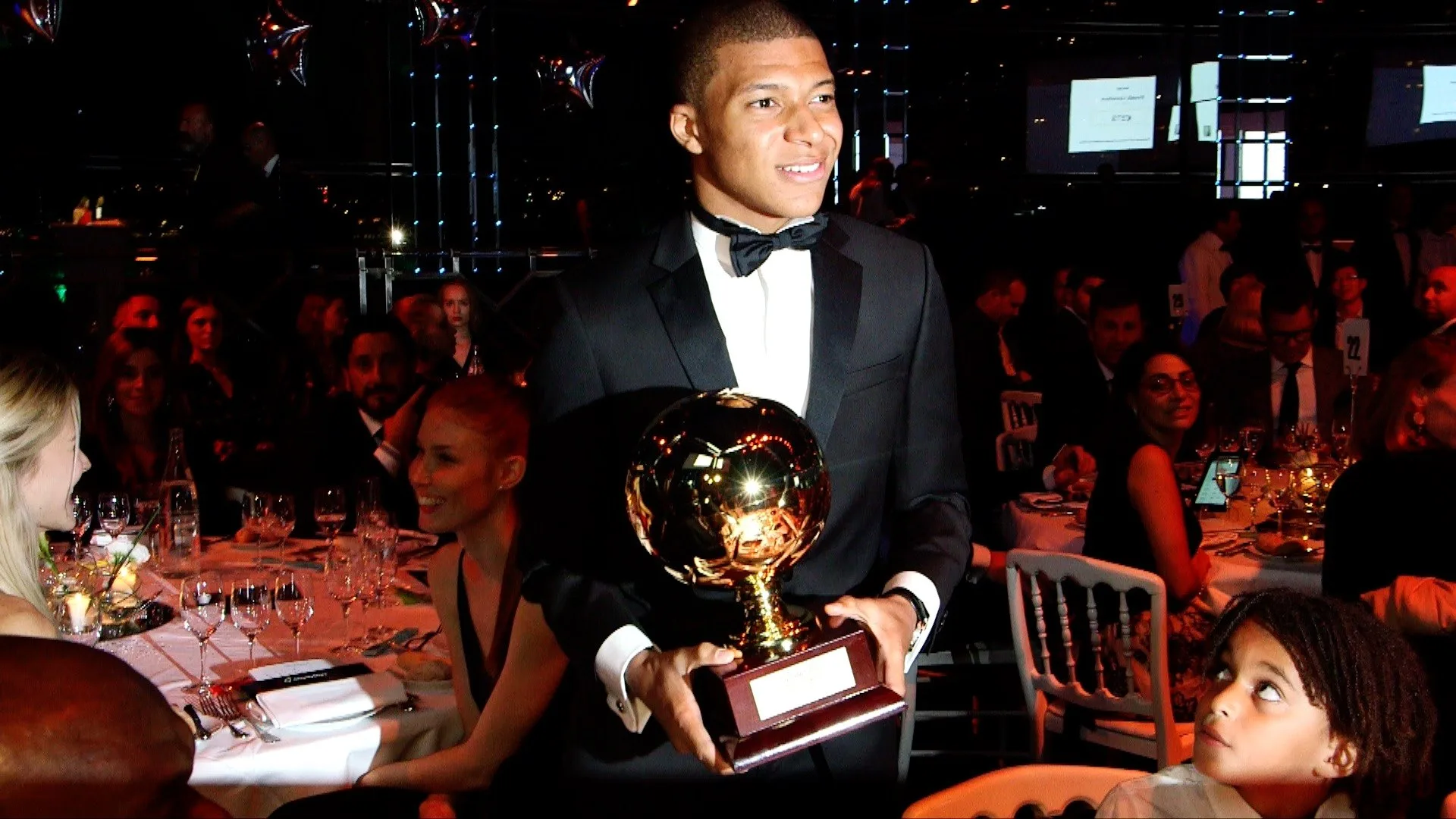 tim-hieu-cau-thu-mbappe-la-ai-19992