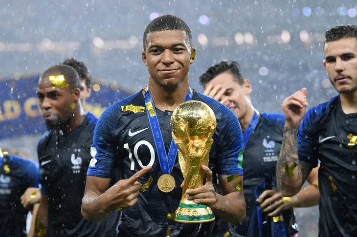 tim-hieu-cau-thu-mbappe-la-ai-01010