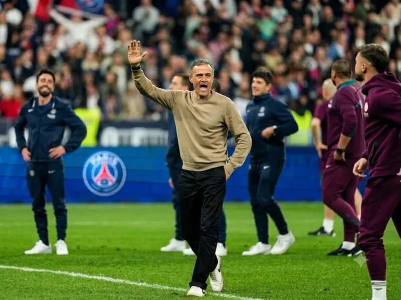 Luis Enrique xây dựng lối chơi pressing cao và tấn công linh hoạt tại PSG.
